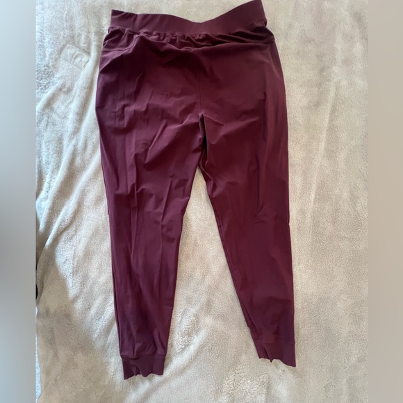 Ladies Greyson Phoenix Jogger Pants in Chablis - Picture 4 of 7